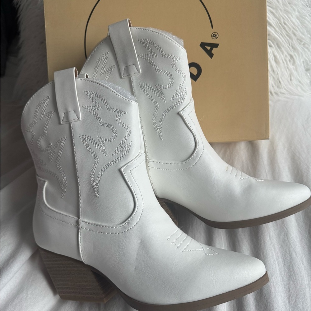 Windsor White Heeled Western Boots